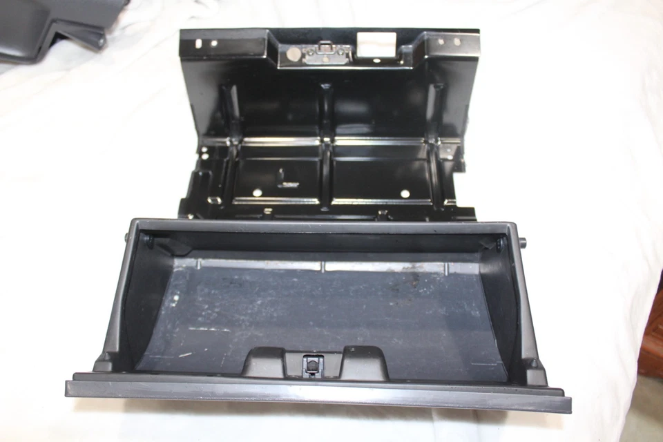 94-97 Nissan HARDBODY D21 Pickup GLOVEBOX Glove Box w/ Latch BRACKET & Stops - Image 1 of 4