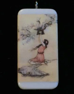 FATE SOPRA LA MIA TESTA - CARTOLINA D'EPOCA CIONDOLO DOMINO CON SCATOLA ABBINATA - Foto 1 di 2