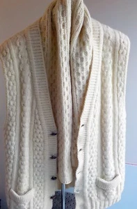 Gilet vintage ARANCRAFTS con bottoni davanti e sciarpa abbinata 100% lana made in Ireland - Foto 1 di 5