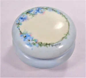 Caja baratija Limoges vintage pintada a mano con tapa de 3 patas, flores azules, firmada  - Imagen 1 de 6