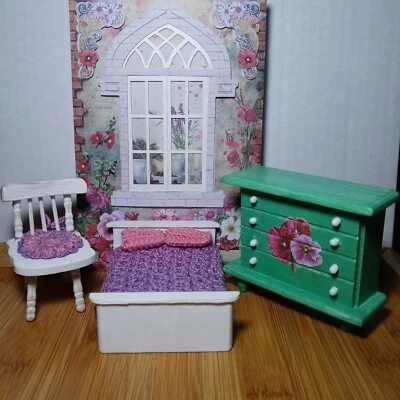 JUEGO DE 3 MUEBLES MINIATURA, PINTADOS A MANO (NO TÓXICOS) CON TRABAJO DE CROCHET Foto 1 de 4