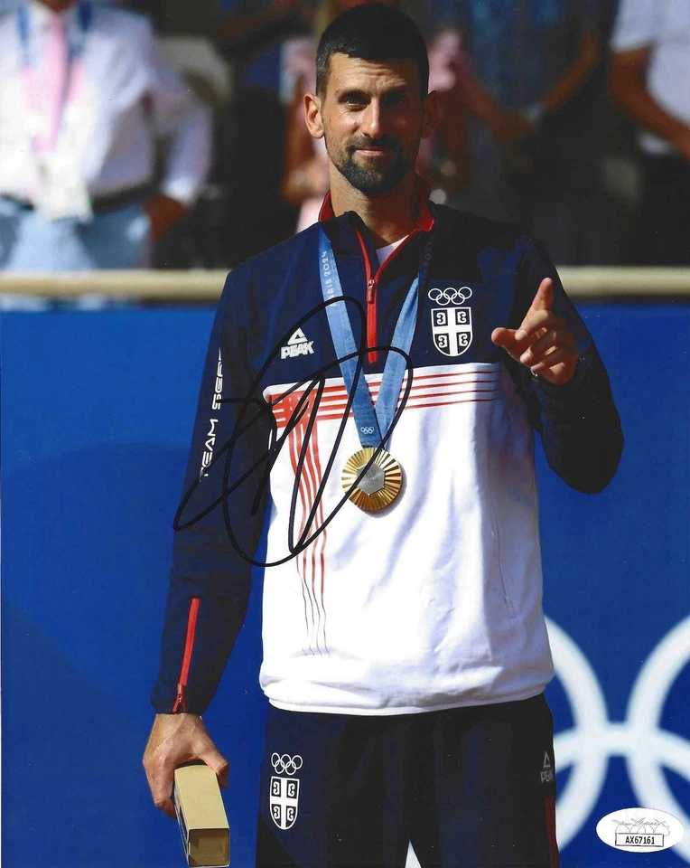 FOTO 8X10 FIRMADA POR NOVAK DJOKOVIC 2024 MEDALLA DE ORO DE LOS OLÍMPICOS DE PARÍS SERBIA JSA Foto 1 de 2