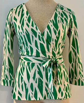 标志性 DIANE VON FURSTENBERG 绿色 Mod-Print 真丝球衣裹身上衣/衬衫/衬衫 ~ 6 — 第 1/4 张图片