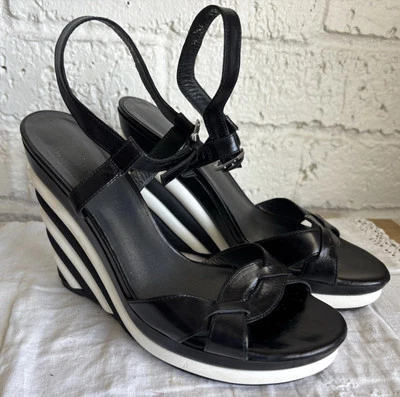 Sandalias de tacón de cuña Stuart Weitzman talla 7,5 Attitude negras blancas a rayas Foto 1 de 4