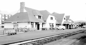 0BB988 NEGATIVE/RP 1975 CANADIAN NATIONAL RAILROAD DEPOT JASPER AB - Picture 1 of 1