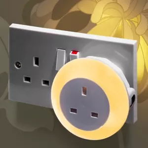 Enchufe a través de la luz nocturna LED cambiante de color - Sensor de luz diurna - Imagen 1 de 6