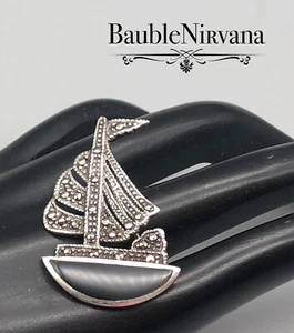 Spilla vintage argento sterling marcasite e onice nera figura barca a vela - Foto 1 di 4