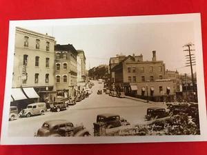 Um 1930 Postkarte; Brattleboro, Vermont Main Street - Bild 1 von 3
