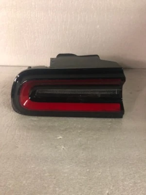 Левый задний фонарь с креплением на четверть для Dodge Challenger 2015–2018 годов светодиодный 68174069 - Изображение 1 из 3