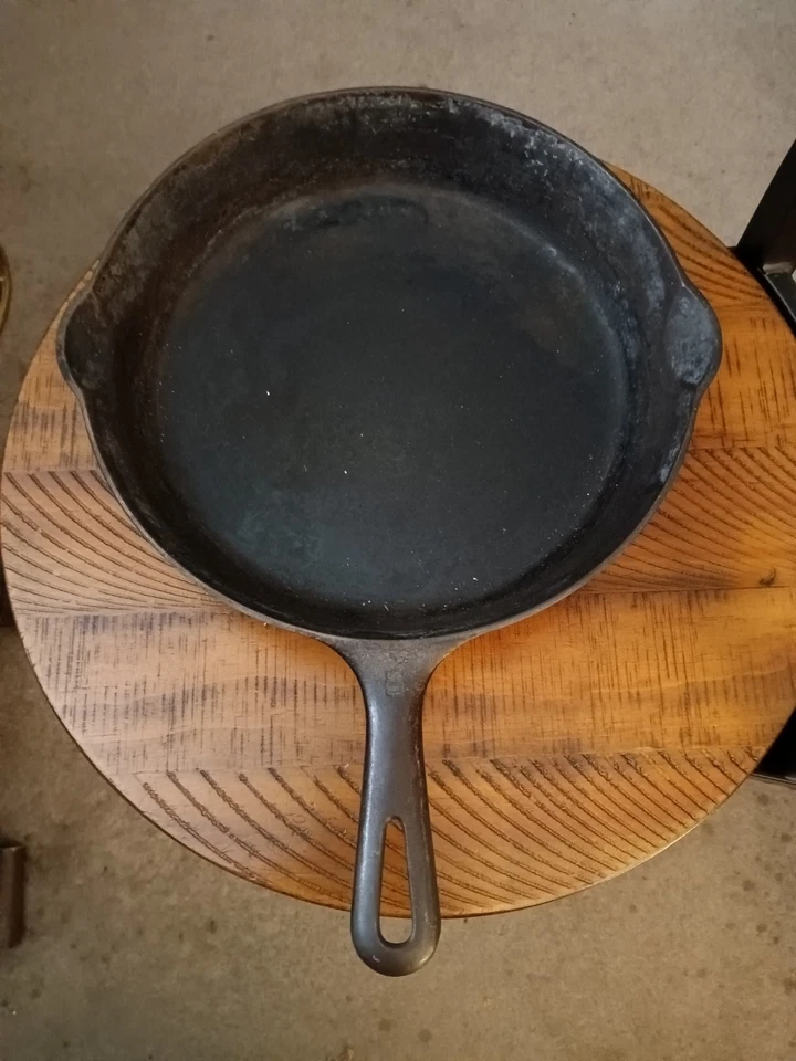 Vintage GRISWOLD No. 8 Cast Iron Fry Pan Skillet  - Image 1 of 4