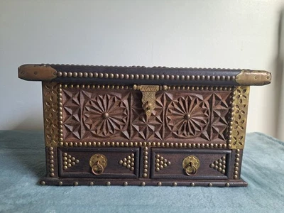 Cofre vintage de madera y latón de Zanzíbar de principios del siglo XX. Raro. Hallazgo de colección Foto 1 de 4