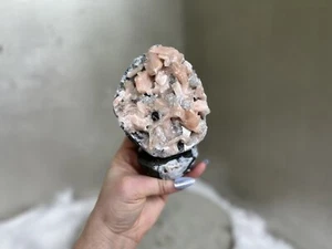 Stilbite on Dark Gray Chalcedony Standing Geode,  Mixed Zeolite Specimen - Bild 1 von 14