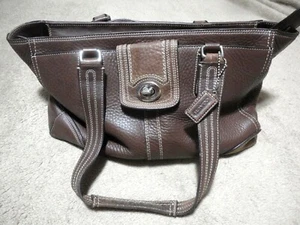 Bolso de hombro de cuero marrón Coach con revestimiento púrpura interior F13960 - Imagen 1 de 9