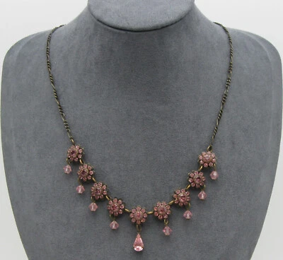 Byrd Designs 签名维多利亚复兴粉色水晶花朵吊坠黄铜项链 — 第 1/4 张图片