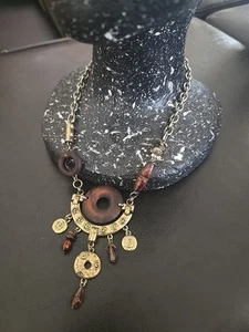 Collana corta tribale boho in ottone e legno - Foto 1 di 4