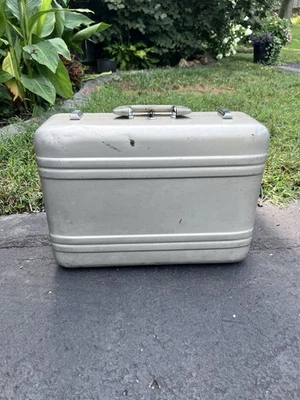 复古 Halliburton 行李箱道具 17x13x6 铝制保护壳 可容纳现金 — 第 1/4 张图片