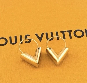 LOUIS VUITTON Creolen Essential V Motiv goldfarben mit Box M61088 authentisch - Bild 1 von 4