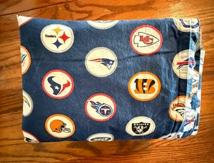 Juego completo de sábanas Pottery Barn Teen usado en excelente estado - plano y ajustado, sin fundas de almohada, logotipos de la NFL - Imagen 1 de 4
