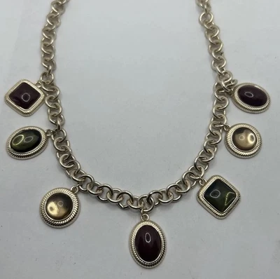 Collar moderno con dije de piedras preciosas de imitación de cadena en tono dorado multicolor Foto 1 de 4