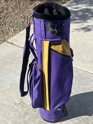 Bolsa de golf Jones púrpura/dorado divisor de 3 vías con soporte y capucha para lluvia Foto 1 de 4