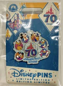🔥Disneyland Parks 2025 70th Anniversary Mickey & Friends Magic Key Pin LE5000🔥 - Bild 1 von 2