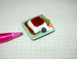 Miniatur Barbie Flan mit Karamellsauce, Fruchtgarnitur - Puppenhaus Maßstab 1:6 - Bild 1 von 3