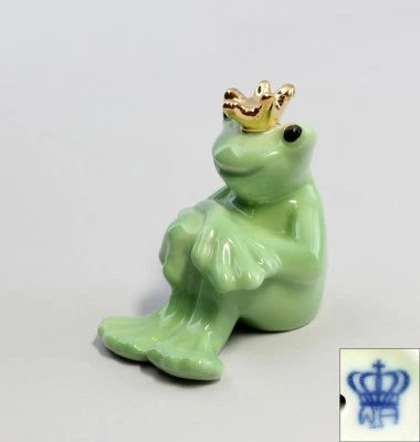 9942047 Wagner&Apel Porzellan Figur Frosch Kind gold. Krone Froschkönig 4x6x5cm - Bild 1 von 2