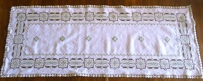 CHEMIN DE TABLE-en lin brodé à la main,entourage en dentelles - 105 cm x 40 cm - Photo 1/4