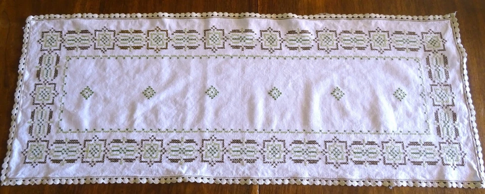 CHEMIN DE TABLE-en lin brodé à la main,entourage en dentelles - 105 cm x 40 cm - Photo 1/4