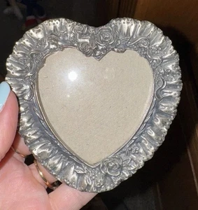 "Imagen foto de colección con marco de peltre plateado en forma de corazón rosa patrón floral 3,5 x 3,5""" - Imagen 1 de 5