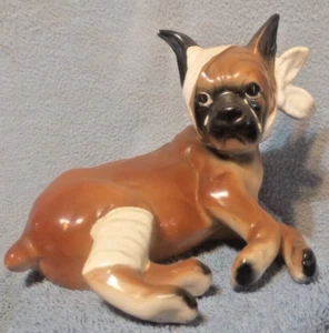 Boxer Hund Vintage Keramik Figur mit Bandagen BESCHÄDIGT - Bild 1 von 9