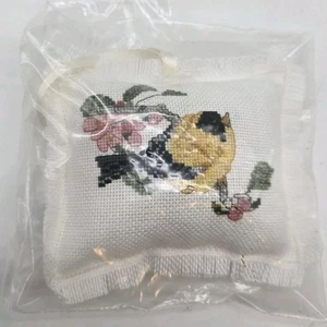 Almohada miniatura vintage de pájaro pinzón punta aguja floral 4"X4" adorno colgante  - Imagen 1 de 5