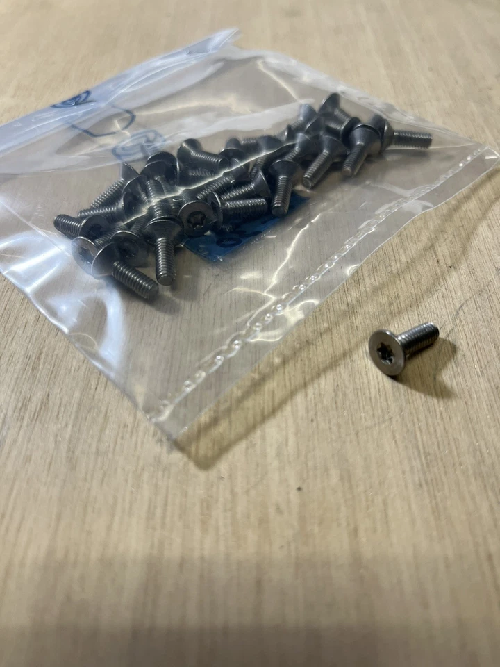 VITE ACCIAIO INOX M4X9 TESTA SVASATA PIANA IMPRONTE TORX T20  30PZ. - Immagine 1 di 1