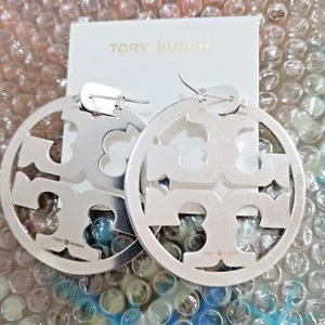 Orecchini NUOVI TORY BURCH GRANDE ROTONDITÀ LOGO ARGENTO - Foto 1 di 2