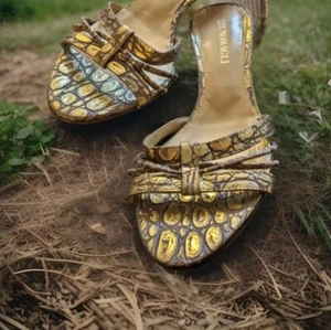 Sandalias Y2K BRUNO MAGLI con tiras deslizables 6 EE. UU. cocodrilo cuero dorado en relieve 36,5 Italia - Imagen 1 de 10