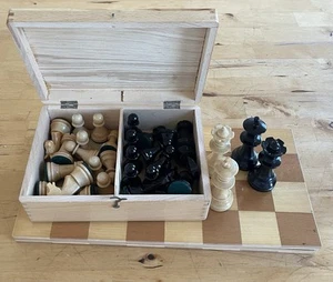 Schachspiel Holz mit Holzbrett - Bild 1 von 5