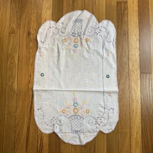 Vintage Stickerei Tisch Herzstück Läufer Blumen im Korb kleiner Fleck - Bild 1 von 11