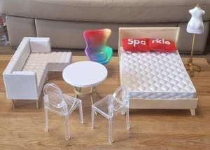 RAINBOW HIGH Puppenmöbel Bett mit + Beistelltisch und L-förmigem Sofa & Bettwäsche - Bild 1 von 5