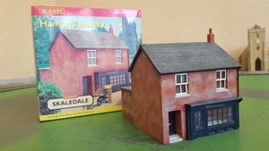 Hornby Skaledale 1:76 Scale R8520 Hanson's Bakery, boxed - Picture 1 of 17