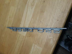 W114 W115 220D DIESEL TRUNK EMBLEM - Foto 1 di 2