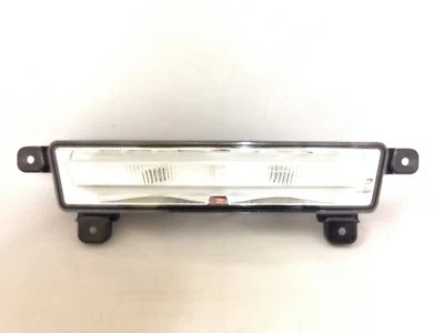 Cadillac XT5 2017 rear bumper middle marker fog light signal assembly. New Foto 1 de 4