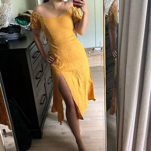 Vestido midi de lino con hombros descubiertos Reformation Canopy - Imagen 1 de 9