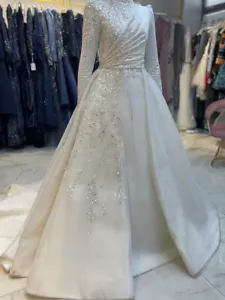 Muslimische Brautkleider hochgeschlossen Applikation Perlen A-Linie Satin Brautkleider Schleppe - Bild 1 von 6