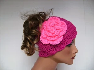 HOT PINK FLOWER MESSY BUN HAT PFERDESCHWANZ MÜTZE CAP BEANIE TAM  - Bild 1 von 6