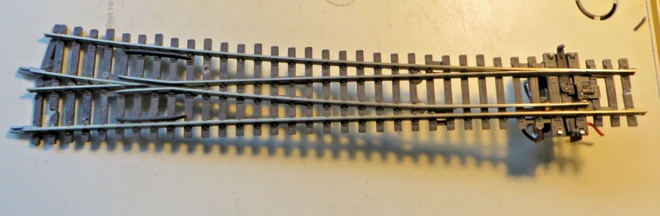 PECO Spur H0 Code 55 schlanke Weiche rechts 10° mit Unterflurantrieb geprüft - Bild 1 von 3