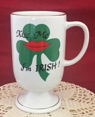 Taza de café irlandesa con patas Kiss Me I’m Irish receta tréboles verdes decoración adornos dorados Foto 1 de 4