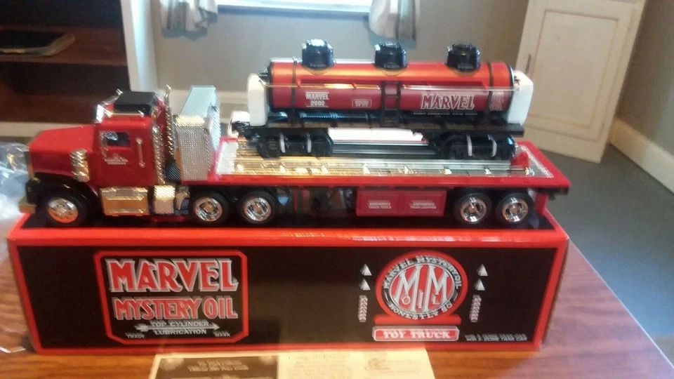 Camión de plataforma de aceite misterioso hecho por Taylor Marvel con un tanque de ferrocarril de tres cúpulas Foto 1 de 4