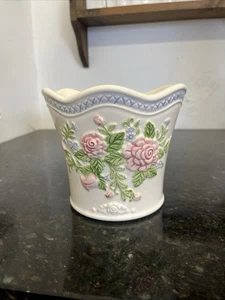 Maceta/Cachepot de cerámica floral en relieve vintage - borde de rosas y celosía 12 cm Ta - Imagen 1 de 9