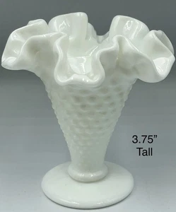 Vaso da collezione Fenton miniatura vetro bianco latte piano cottura bordo increspato 3,75" - Foto 1 di 5
