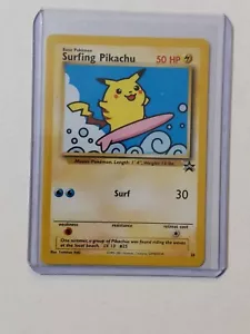 Pokemon Surfing Pikachu 28 Black Star Promo Vintage WOTC CASI NUEVO WOTC K19 - Imagen 1 de 2